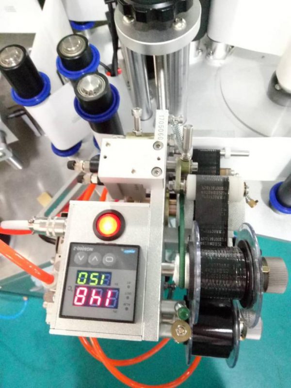 Автоматична машина для наклеювання етикеток із двосторонньою наклейкою з пристроєм для пейджингу та машиною для кодування