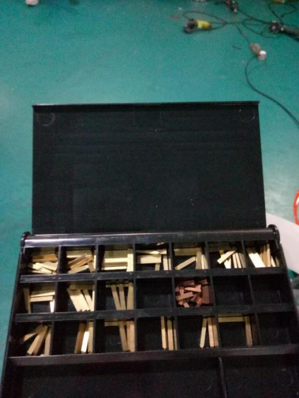 Автоматична машина для наклеювання етикеток із двосторонньою наклейкою з пристроєм для пейджингу та машиною для кодування