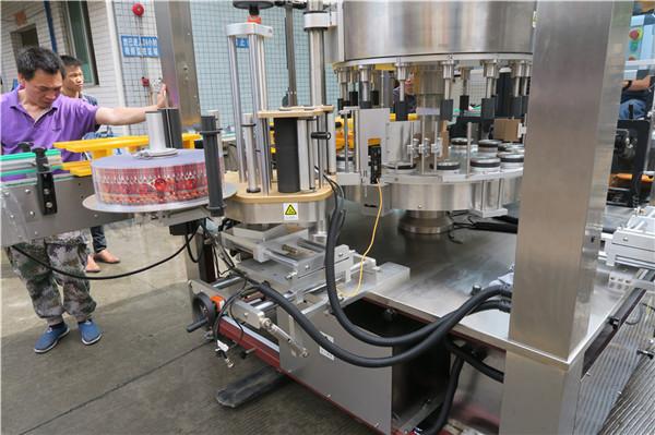 Машина для наклейки етикеток з поворотною наклейкою CE Повна автоматична пляшка, крилата