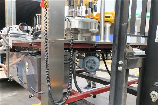 Кругла пляшка Поворотна наклейка Маркувальна машина Машина Товщина обладнання ≥ 30 мм