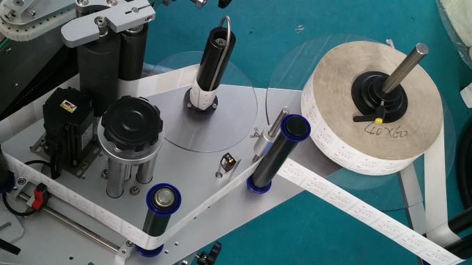 Аплікатор для наклейки з овальними мішками та пляшками, самоклеюча машина для друку етикеток з довгим конвеєром