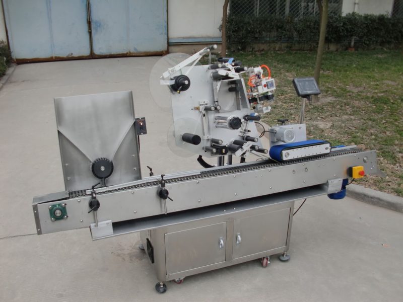 Машина для етикетування флаконів з двигуном китайського конвеєра HY, машина для наклейки етикеток 7-ї батареї для постачальника електроніки