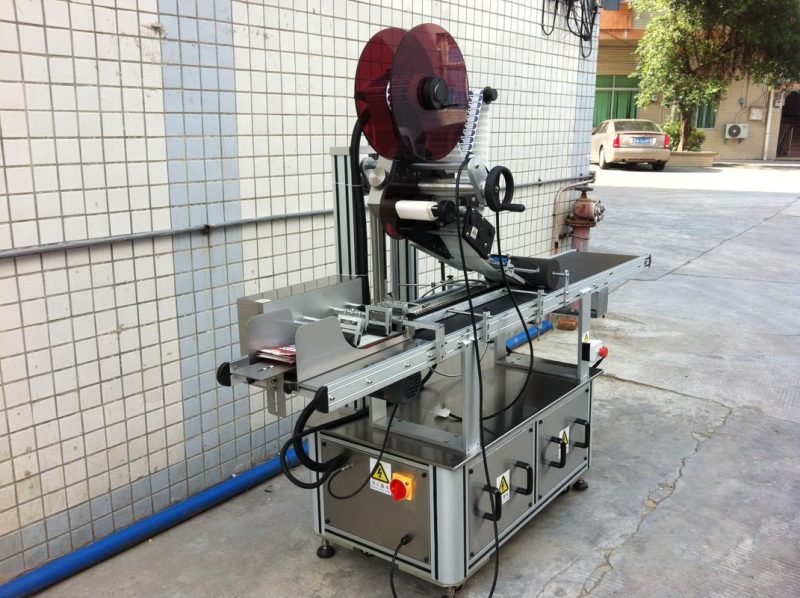 Китай Машина для маркування верхніх електроприводів, постачальник етикетувальної машини з самоклеючою наклейкою